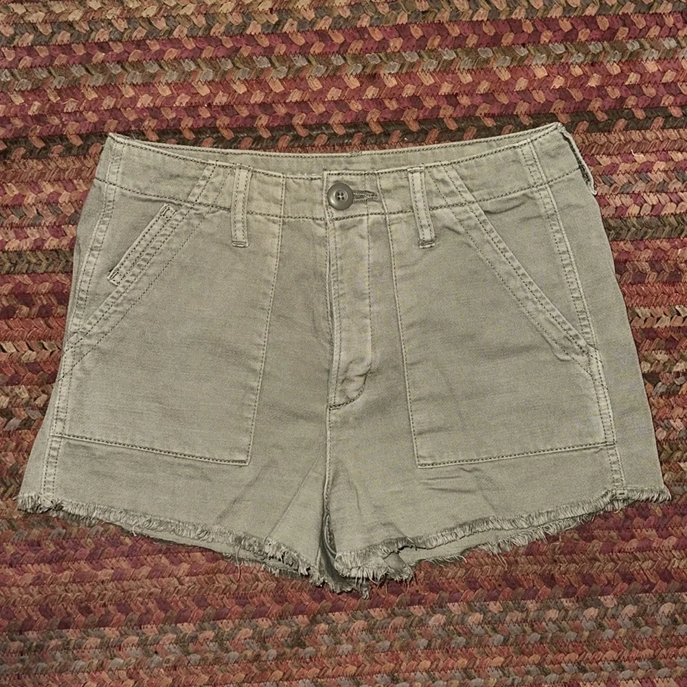 AMERICAN EAGLE ARMY GREEN BUTTON FLY CARGO CUT OFF SHORTS